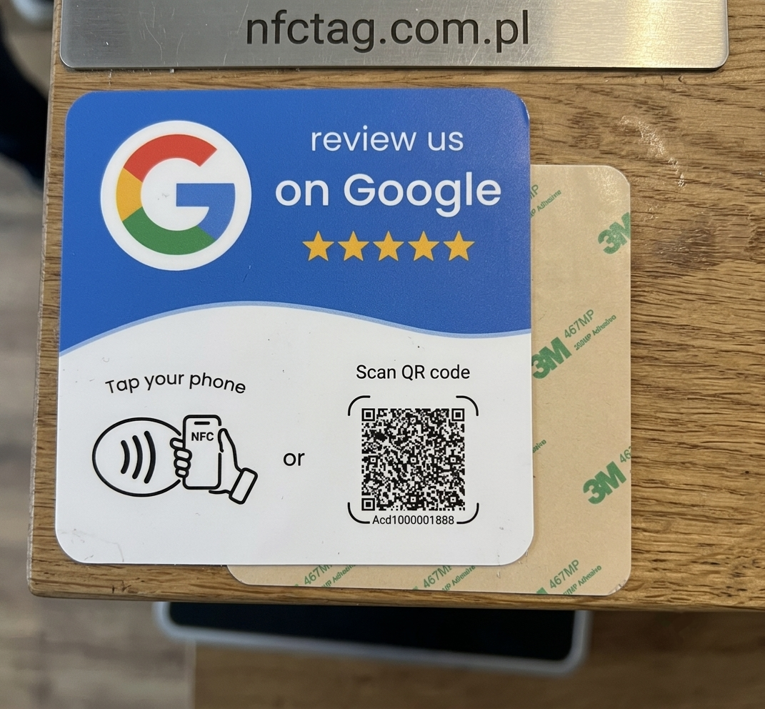 Plastikowa tabliczka NTAG215 review us on Google z NFC i kodem QR oraz klejem z tyłu