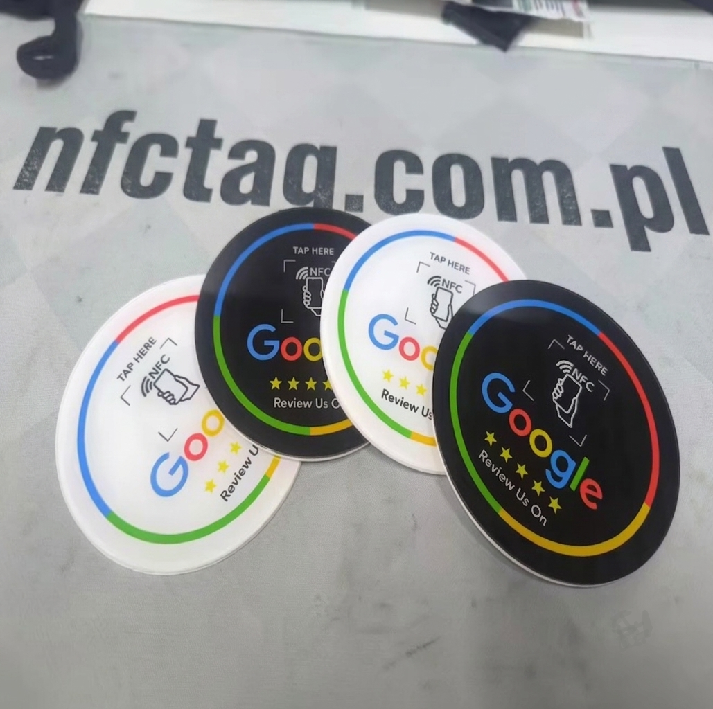 Okrągłe tagi NFC Google Review na tle logo nfctag.com.pl